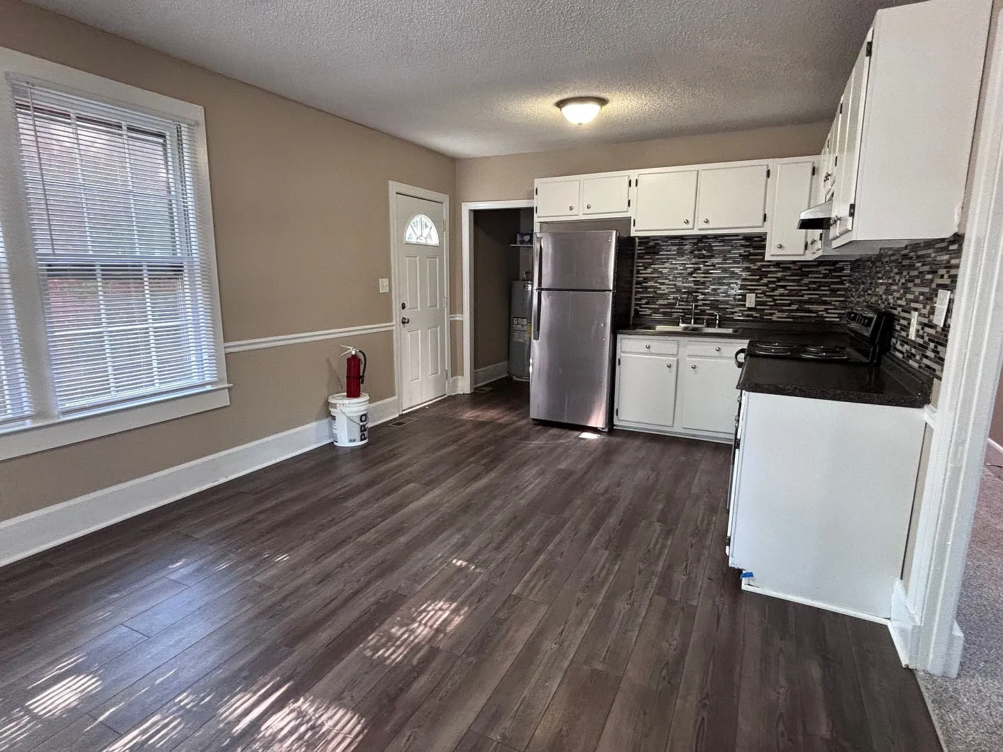 3-bedroom Close to South Elm Street — Photo 4