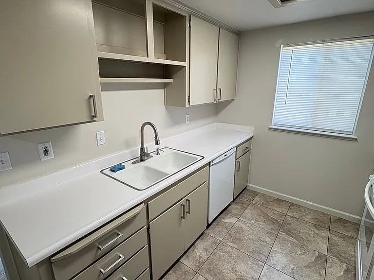 1148 Gladys Way — Photo 4