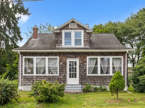 17 Uncas Avenue, Waterford, CT 06375