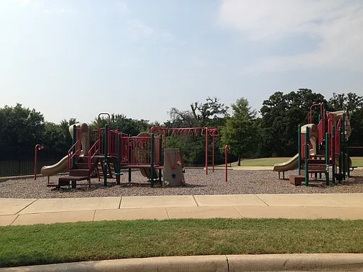 1405 Piedmont Dr — Photo 9