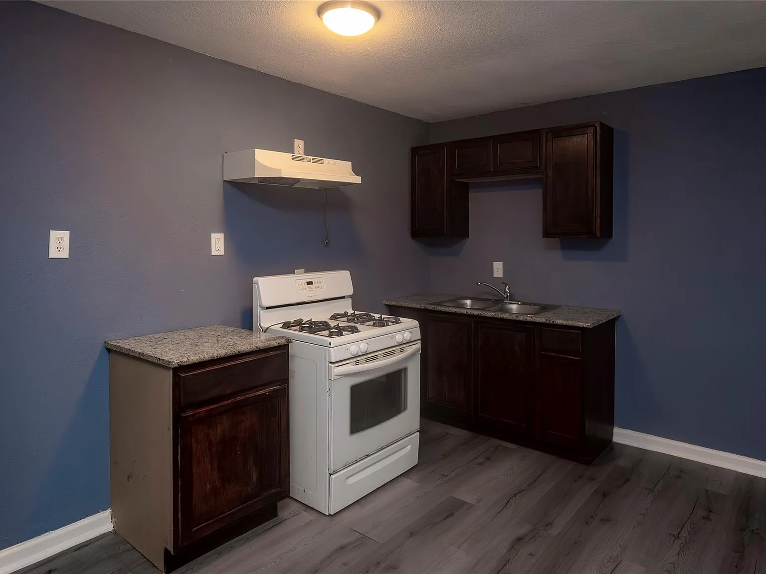 3 bed, 1.0 bath, 918 sqft, $1,400 — Photo 3
