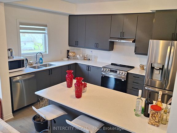 5th image of 343 Quebec St