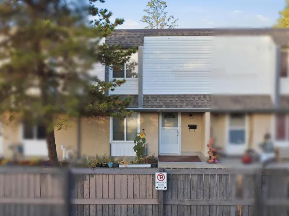 7J Garden Grv NW, Edmonton, AB T6J 2L3