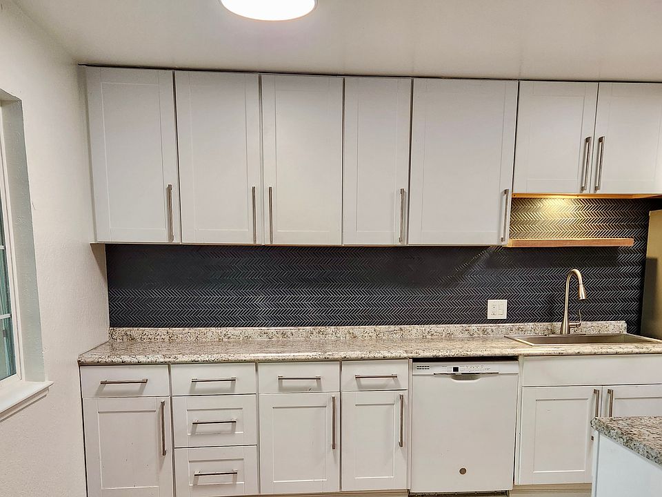 Kitchen aprox. 14' x 8