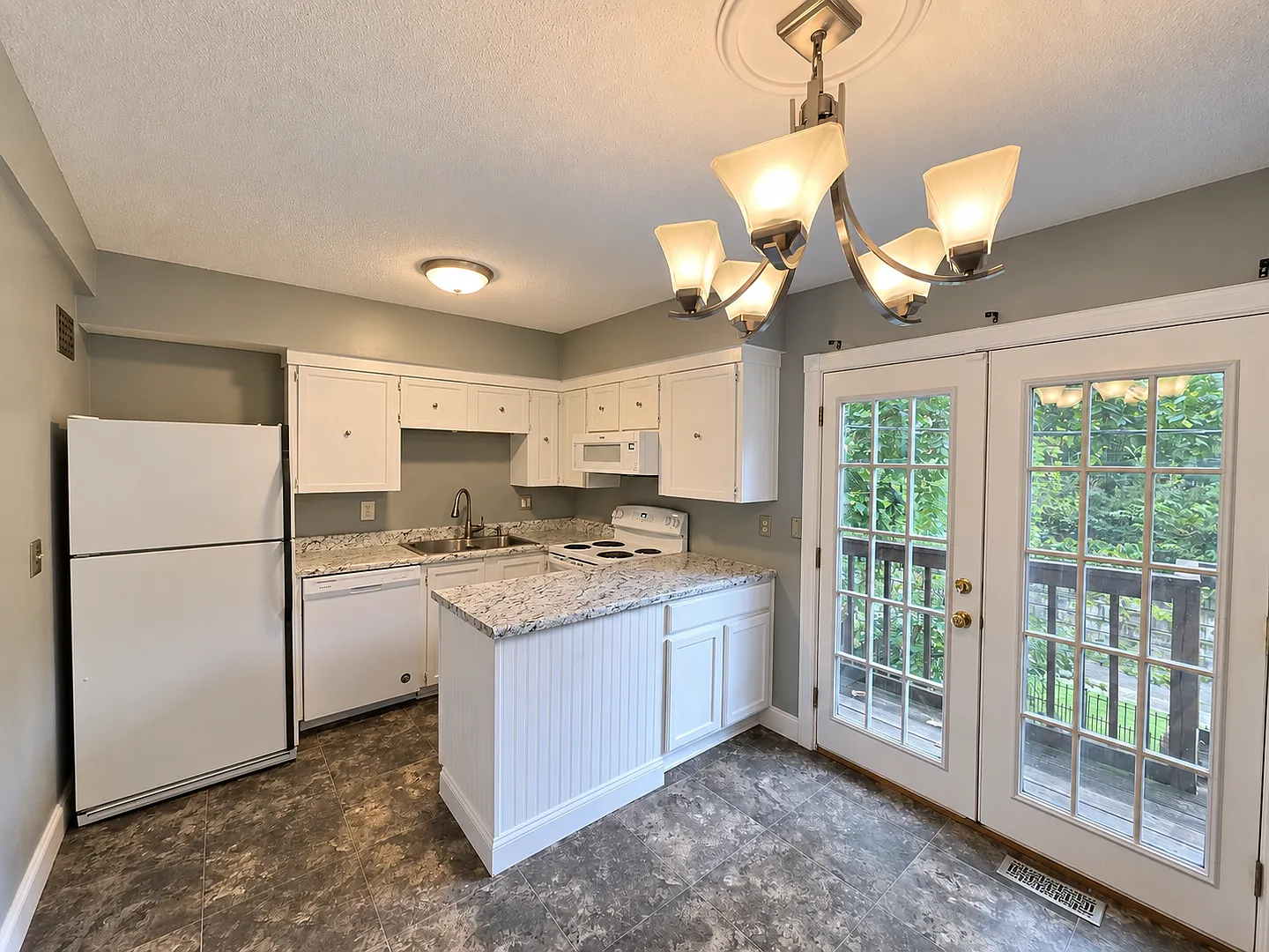Spacious 2-Bedroom Townhome with Finished Walkout Basement — Photo 4