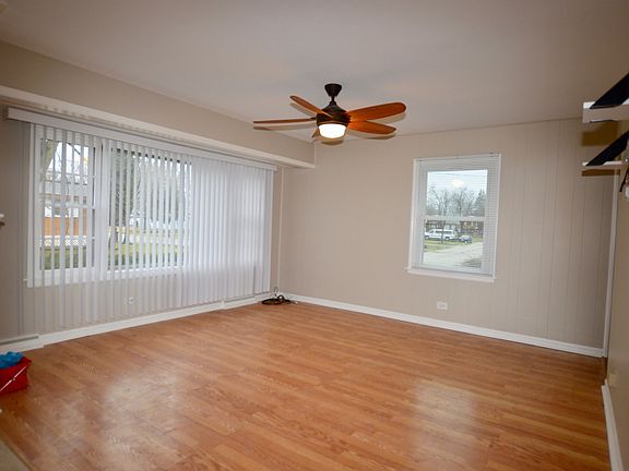 4th image of 315 E Willow Dr