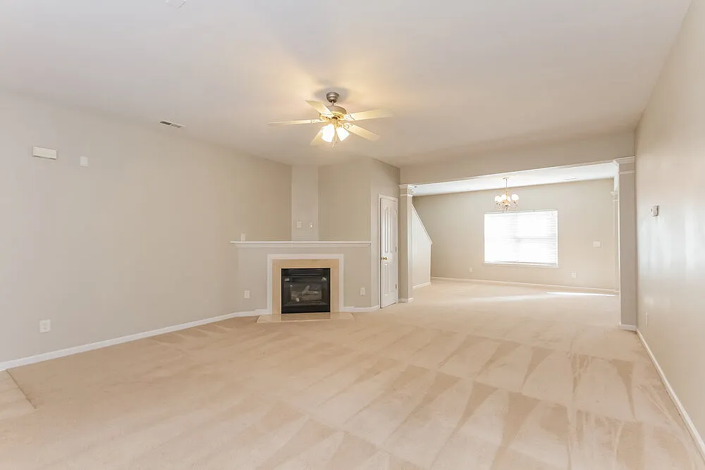 3 bed, 2.5 bath, 2367 sqft, $2,235 — Photo 3