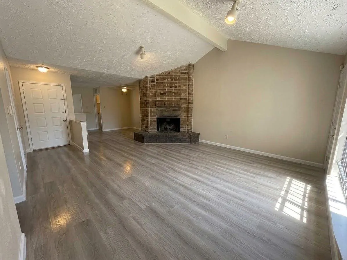 2 bed, 1.0 bath, 1048 sqft, $1,499 — Photo 2