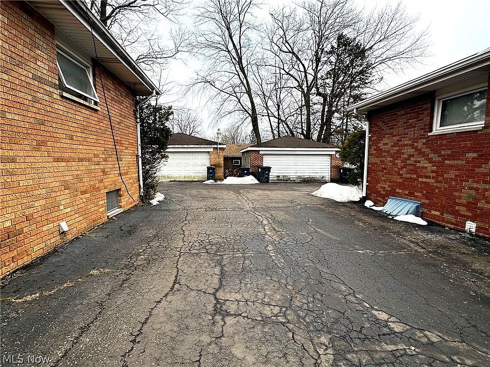 2nd image of 1024 & 1026 Saxon Ave