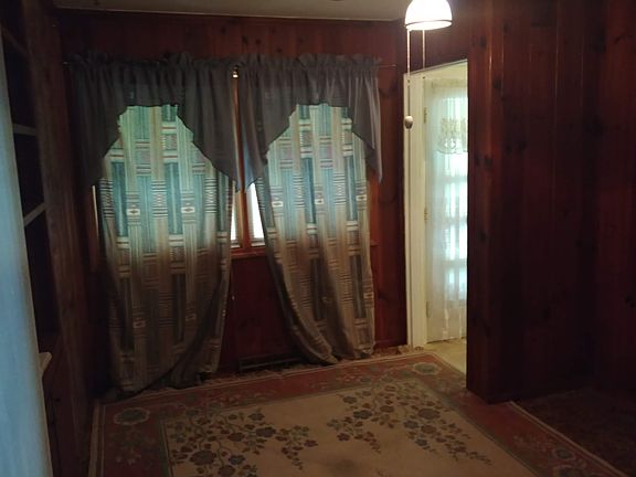 Den or extra bedroom if closedin