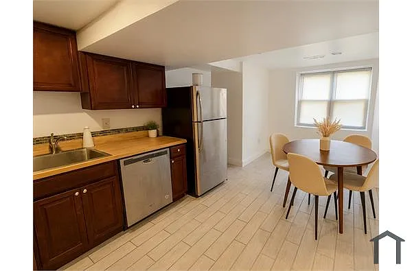 Building Photo - 453 Newton Pl NW #3