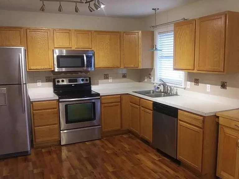 812 Knoll Dr — Photo 2