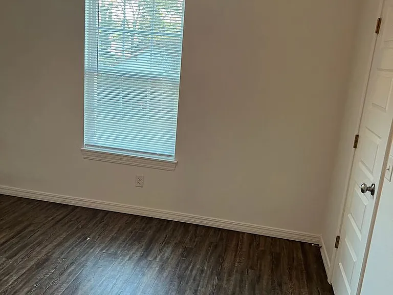 722 Drennen St — Photo 9