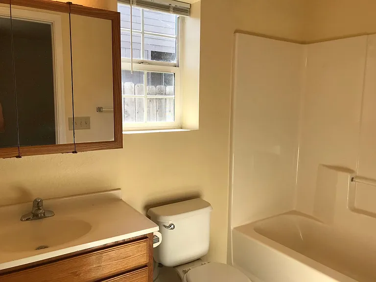 2 Bedroom 2 Bathroom Home — Photo 11