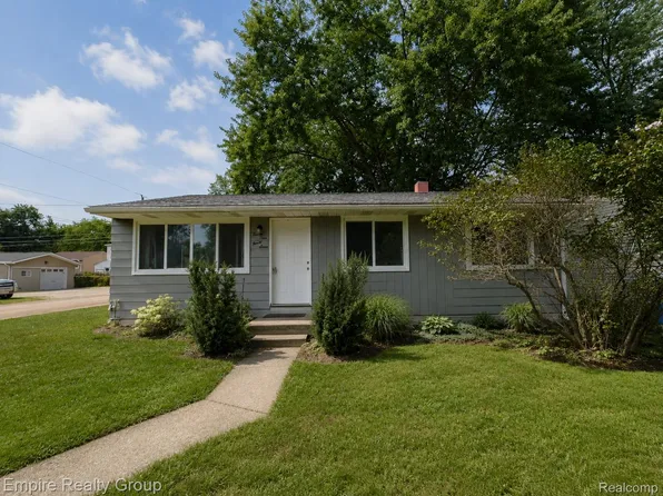 2997 Woodlawn St, Walled Lake, MI 48390