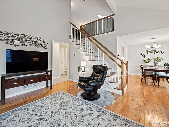 4th image of 697 South End Road #8