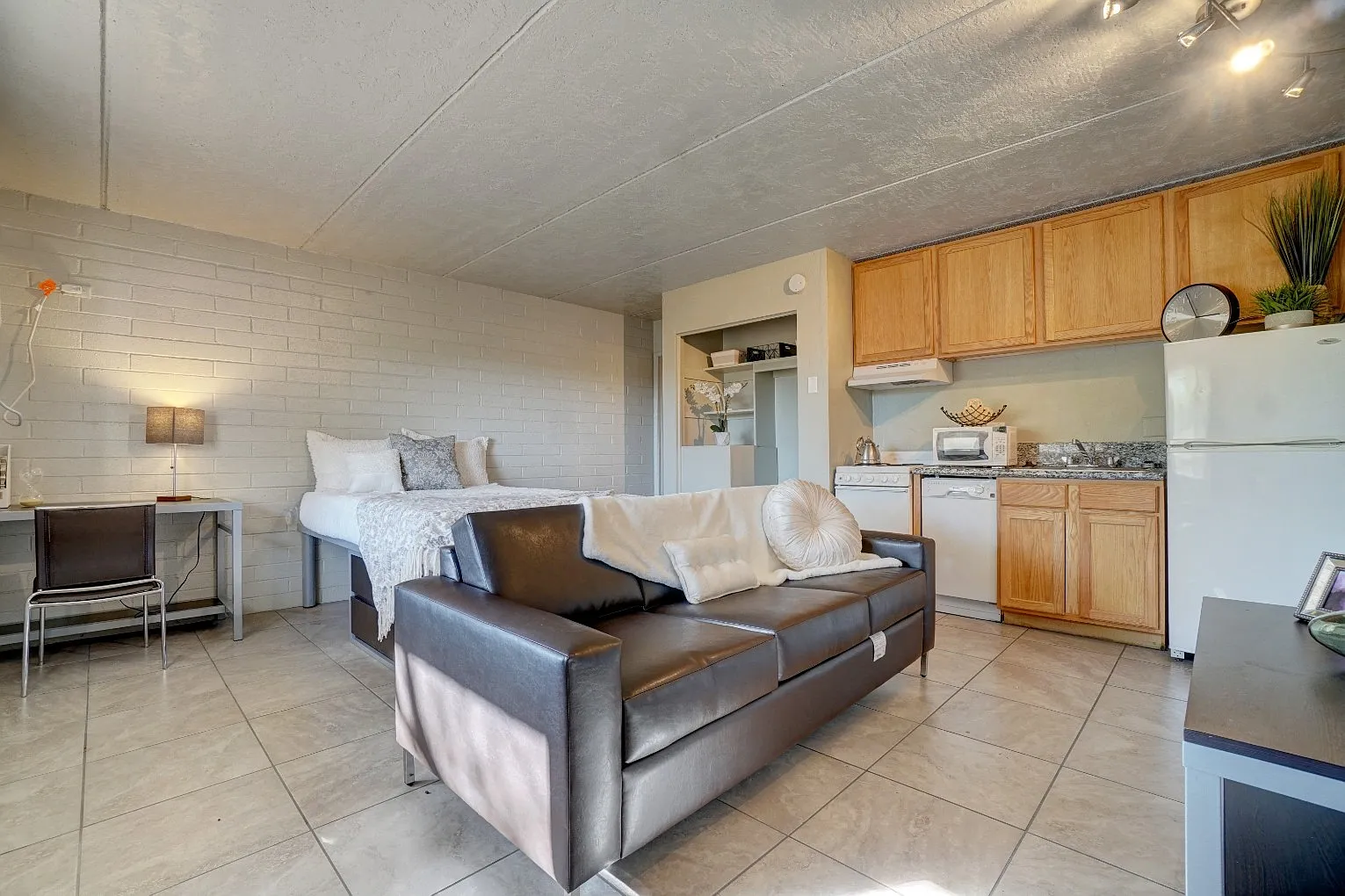 University Manor — Photo 2