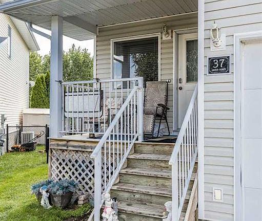 3rd image of 37 N Northlands Cres NE