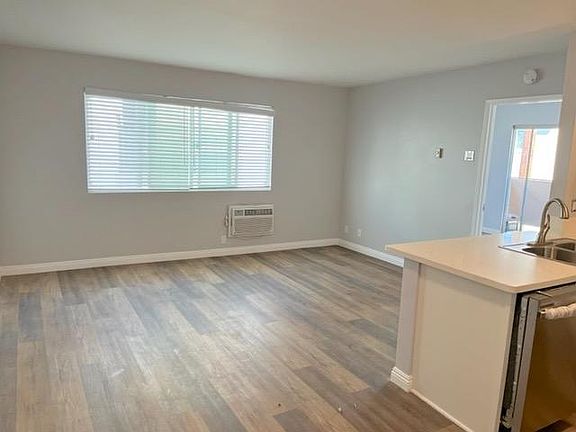 5th image of 920 N Stanley Ave #206