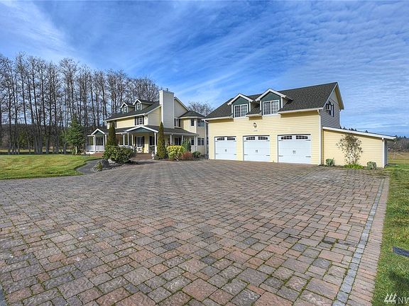 Spacious farm house with 3 car garage on large level lot 