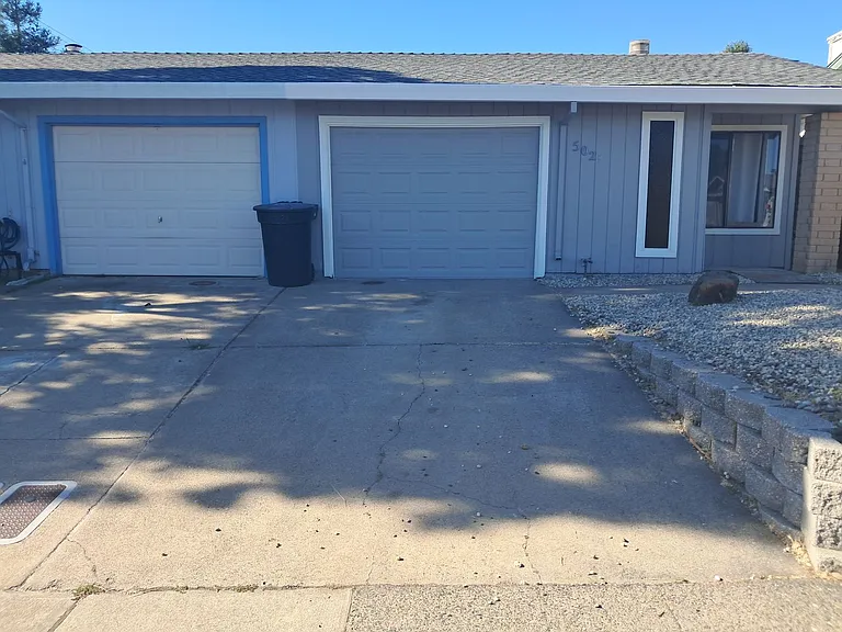 502 Hyacinth Ct #B — Photo 2