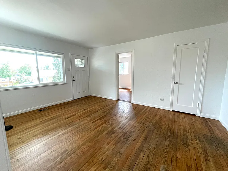 4895 Beach Ct — Photo 9