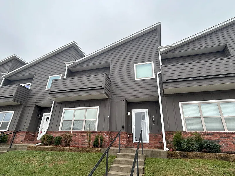 3 bed, 2.5 bath, 1900 sqft, $2,000 — Photo 2
