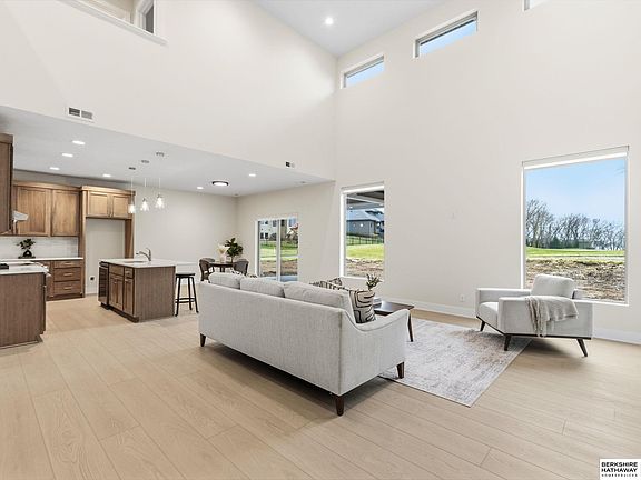 5th image of 1649 Ridge Way