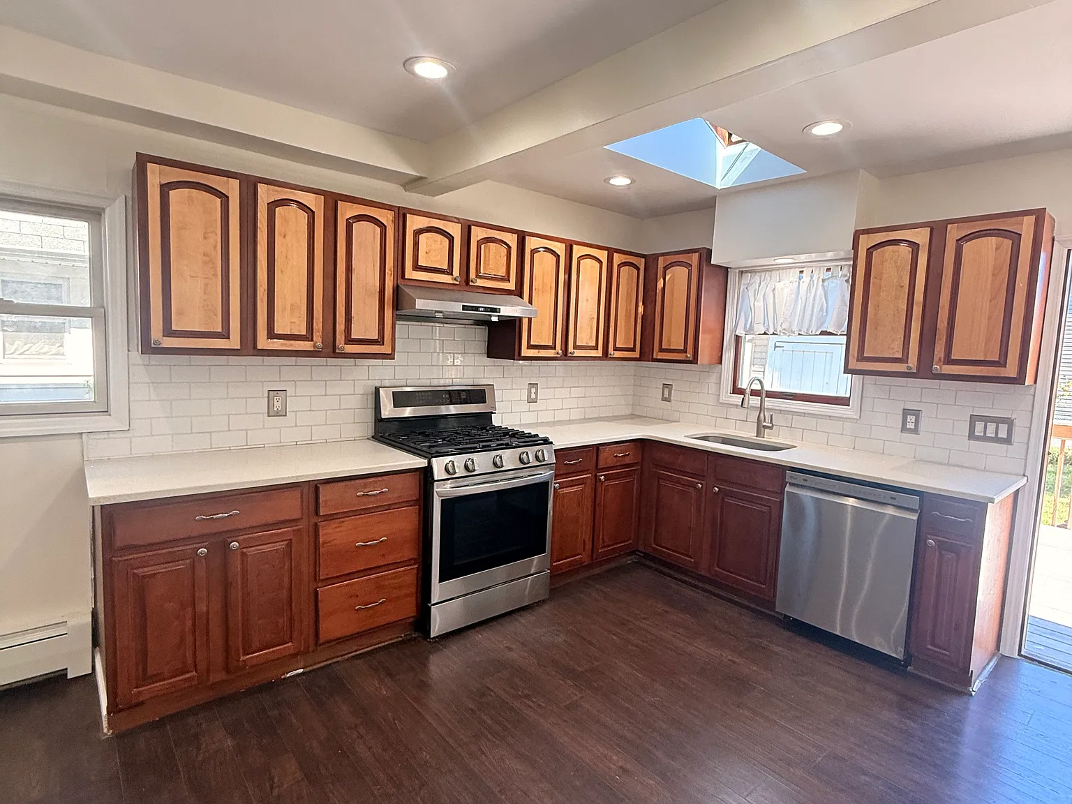 4 bed, 2000 sqft, $6,000 — Photo 2