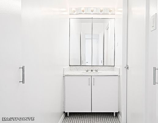 5th image of 117 E 57th St APT 37F