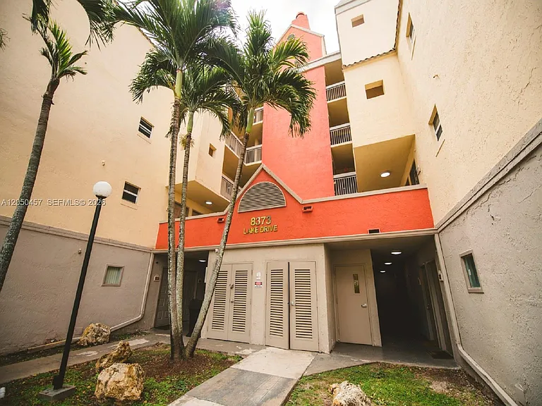 8373 Lake Dr #201 — Photo 38