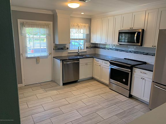 2nd image of 935B Thornhill Ct