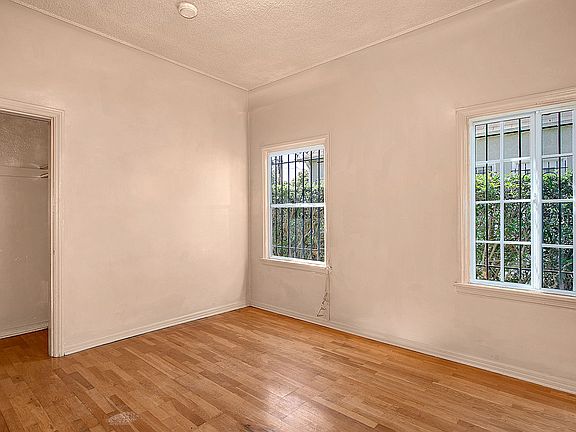 4th image of 2052 W 69th St