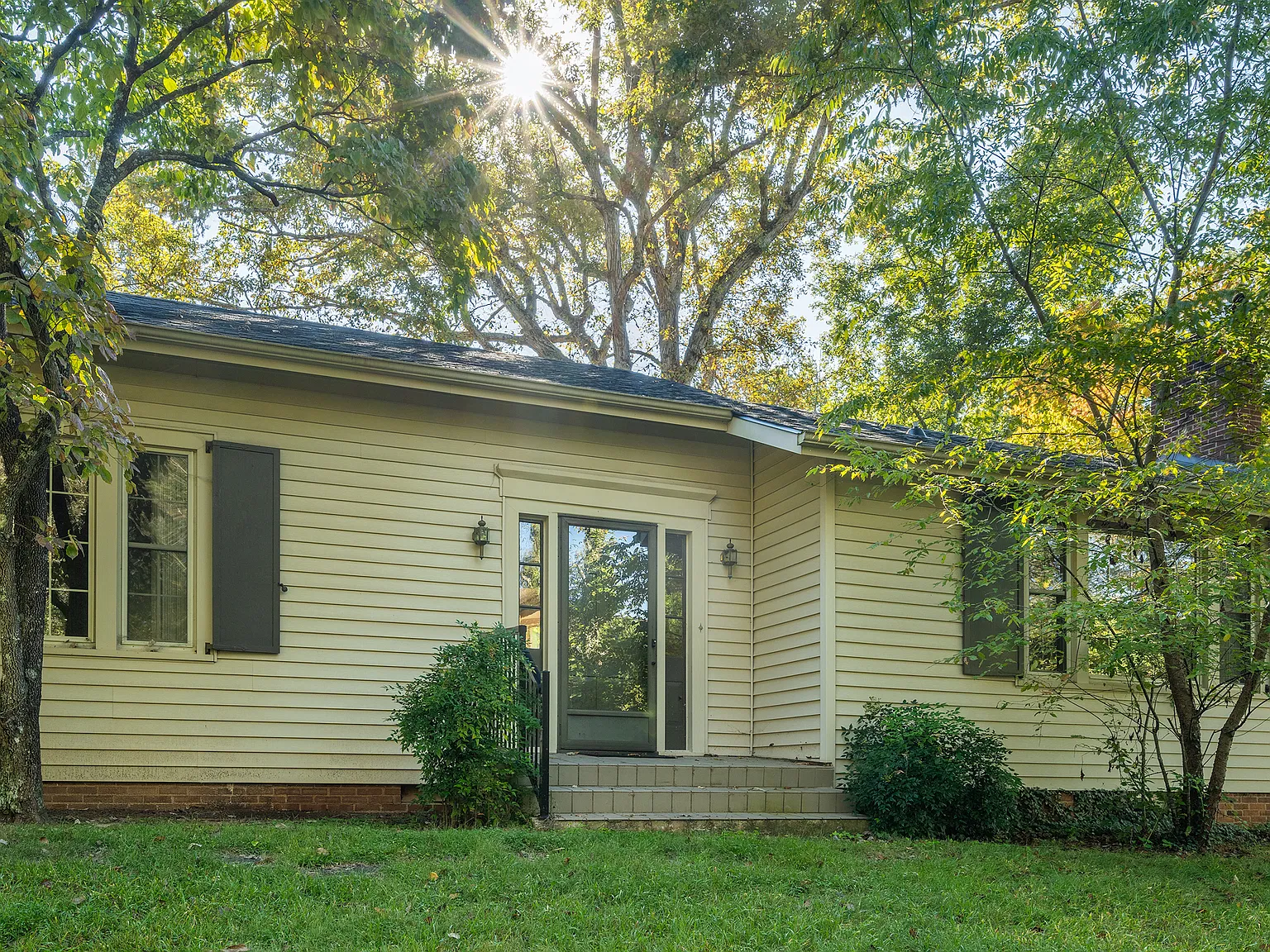 3 bed, 1.5 bath, 1881 sqft, $2,500 — Photo 2