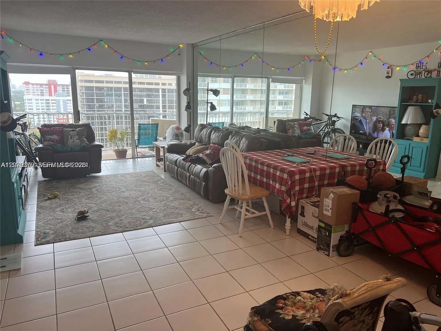 Hemispheres Condo — Photo 4