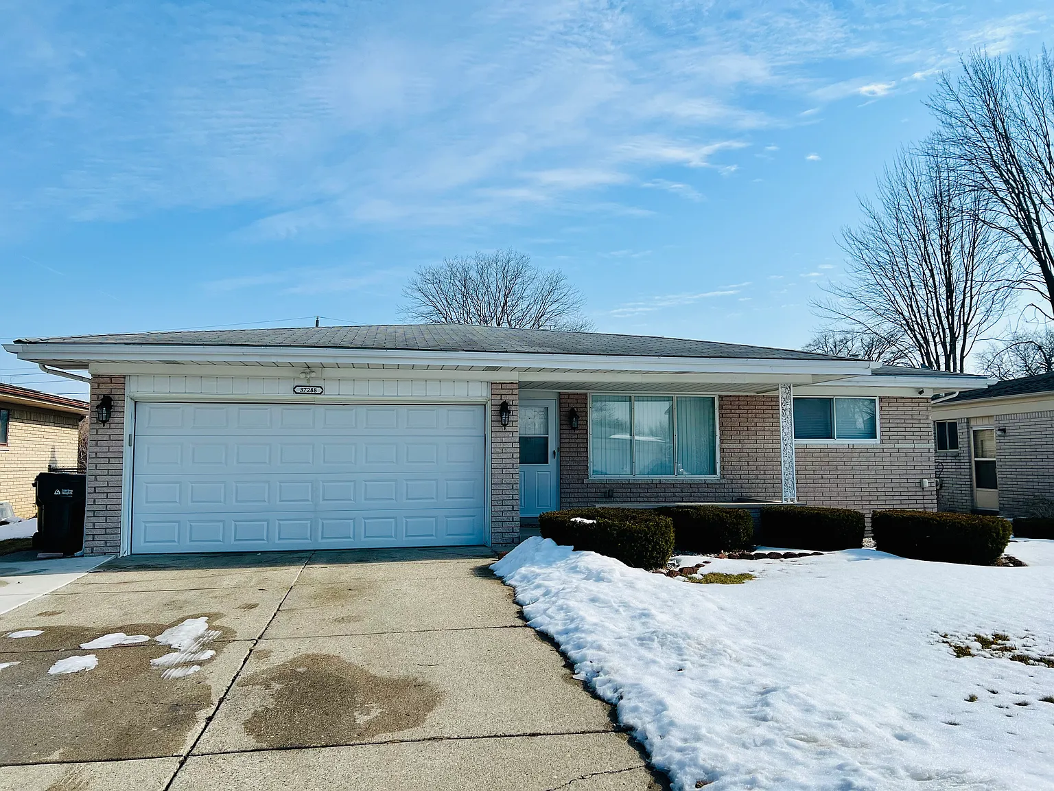 3 bed, 2320 sqft, $2,300 — Photo 1