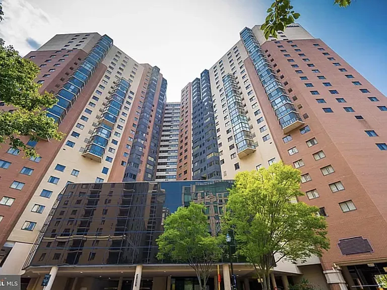900 N Stafford St #905 — Photo 1