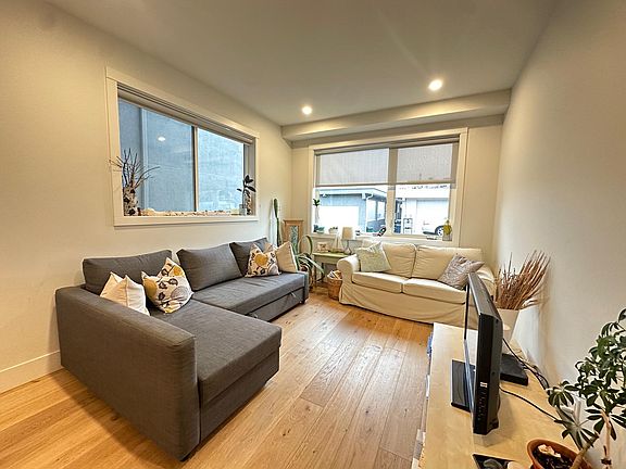 3rd image of 15536 Columbia Ave #15536