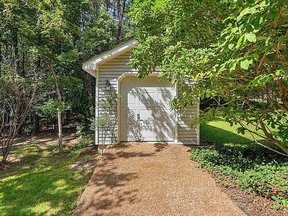 3rd image of 106 Dahlia Cir