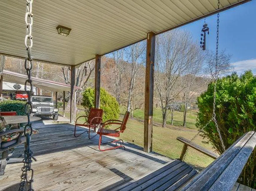 492 Olinger Dr — Photo 3