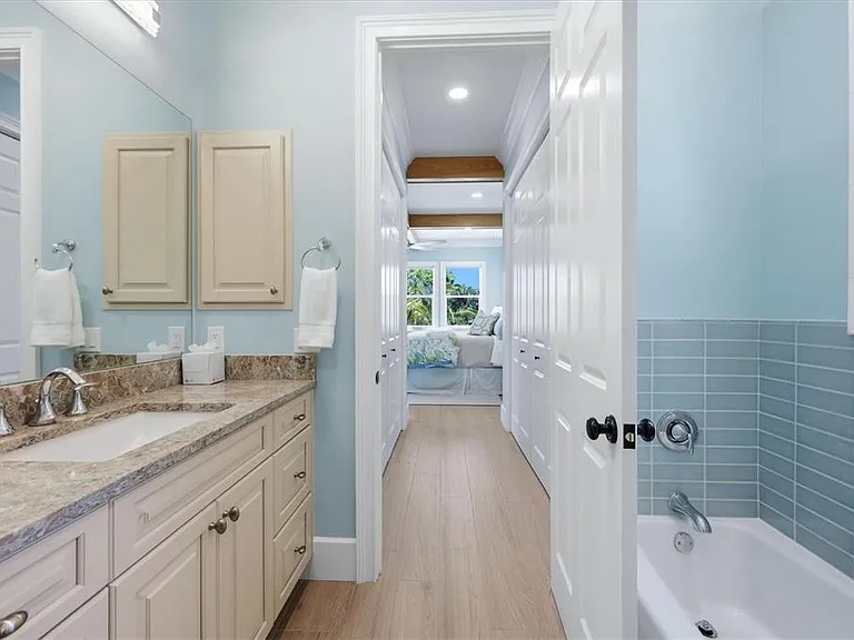 115 Aqua Ln — Photo 41