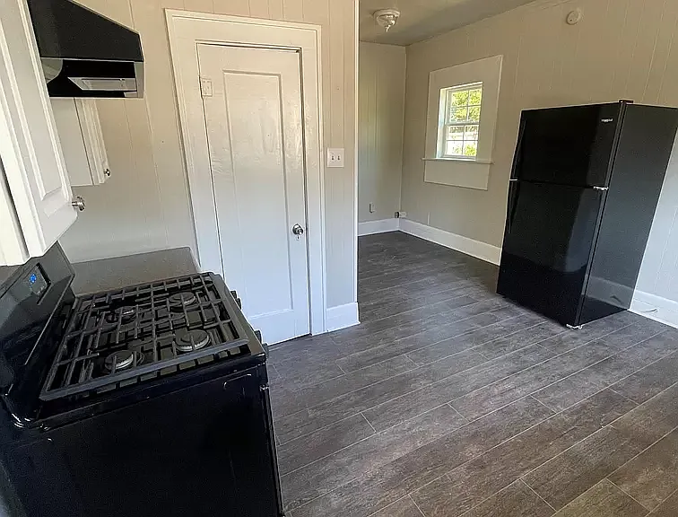 1521 Pine Ave — Photo 5