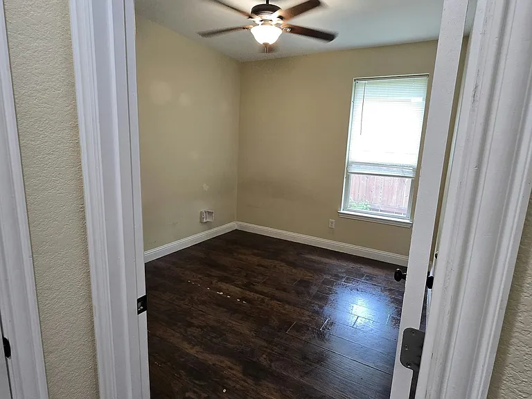 809 Tapley St — Photo 4