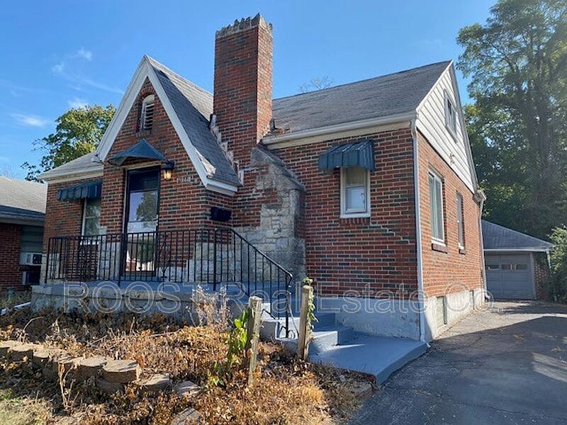 1st image of 1944 Victoria Ave