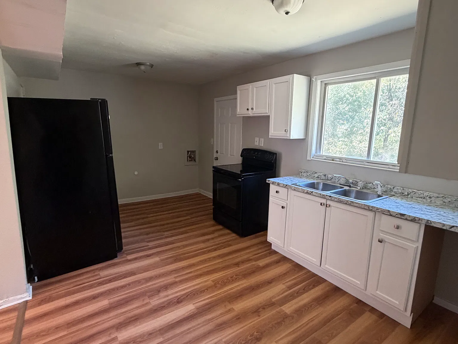 3 bed, 1.5 bath, $1,300 — Photo 4