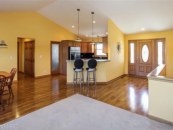 OPEN CONCEPT, VERY BRIGHT & OPEN, LAMINATE FLOORS, KITCHEN W/SNACK LEDGE LOTS OF RECESSED LIGHTING