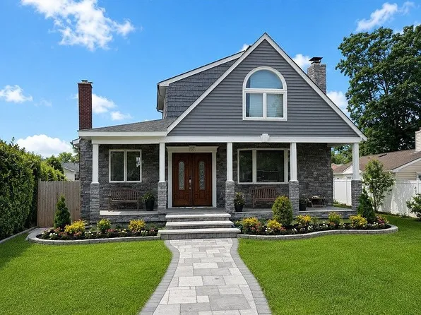 139 Clocks Blvd, Massapequa, NY 11758