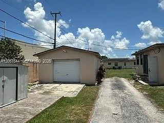 Coral Bay Manor — Photo 3