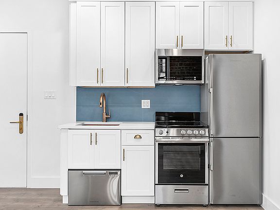 2nd image of 326 Bedford Ave #D2e