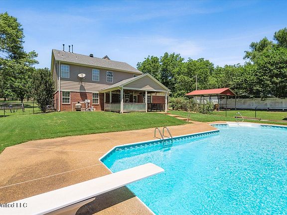 3rd image of 4819 Hillsdale Dr